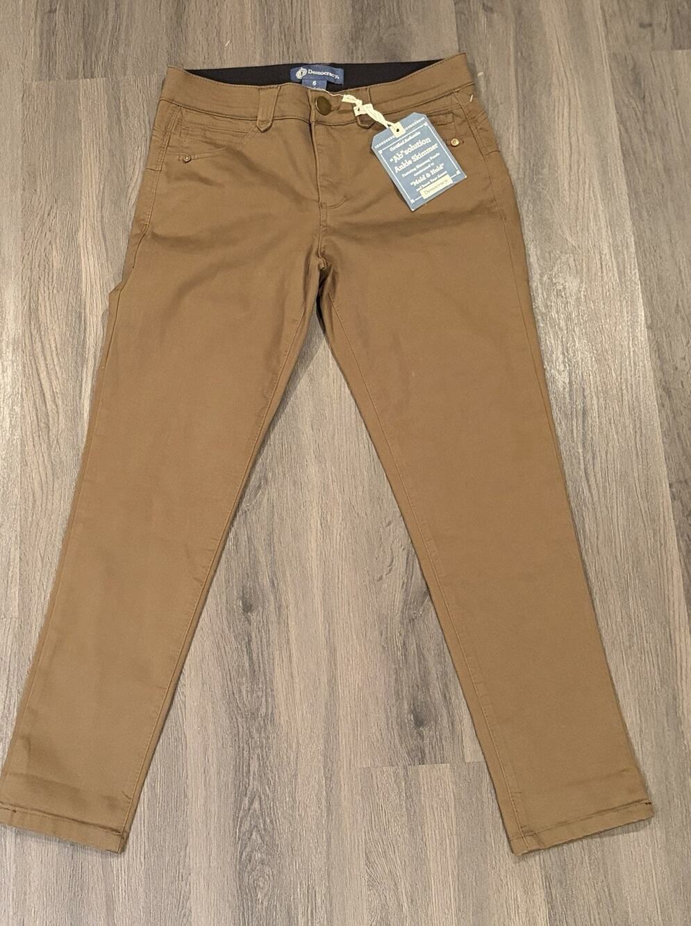 Democracy Women's Capris in dark Brown